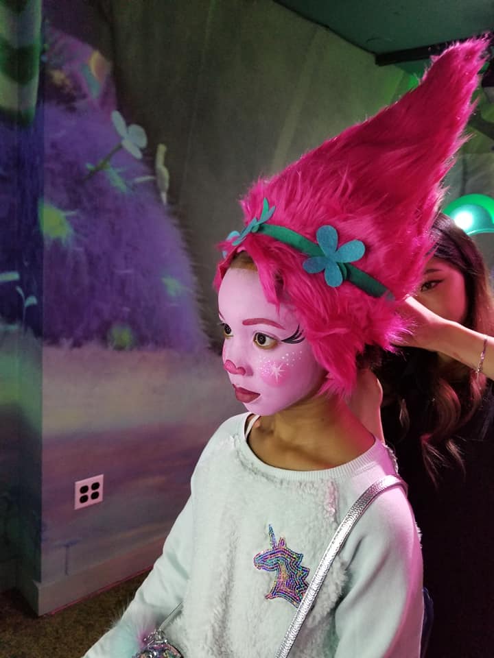 trolls-the-experience-hair-up